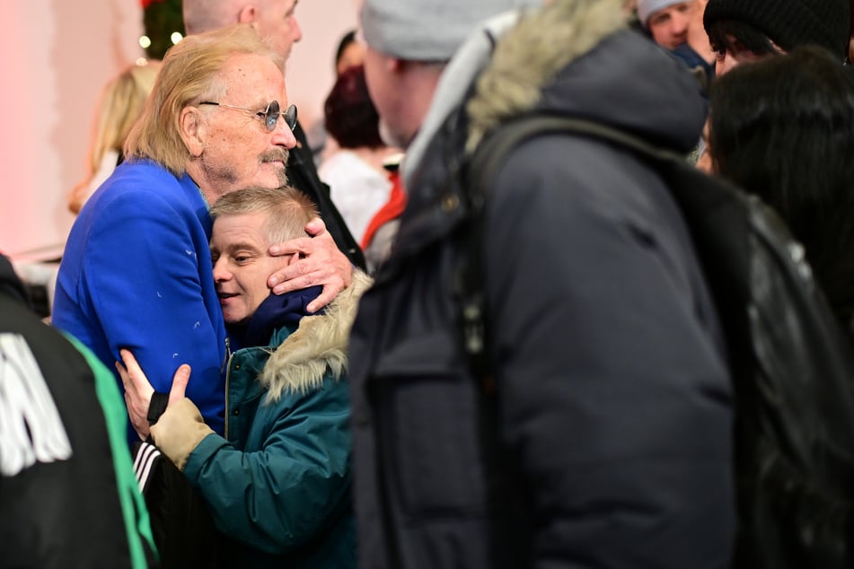 Frank Zander (83) begrüßt seine Gäste beim diesjährigen traditionellen Weihnachtsessen für bedürftige Menschen in Berlin.