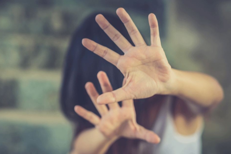 Gemeinsam sollen die vier jungen Männer auf die Frau losgegangen sein und sie missbraucht haben. (Symbolbild)