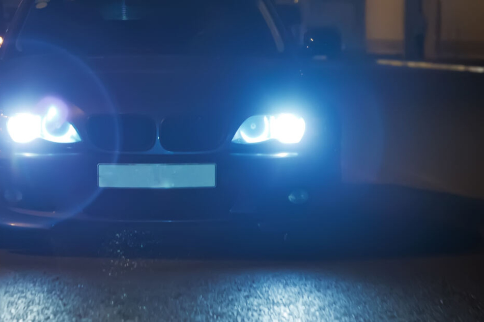 Ein Autofahrer der die Straße entlangfuhr, konnte nicht mehr bremsen und überrollte den Mann. (Symbolbild)