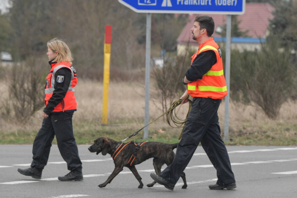 Mit einem Polizeihund suchte die Polizei am Freitag nahe der A12 nach Spuren.
