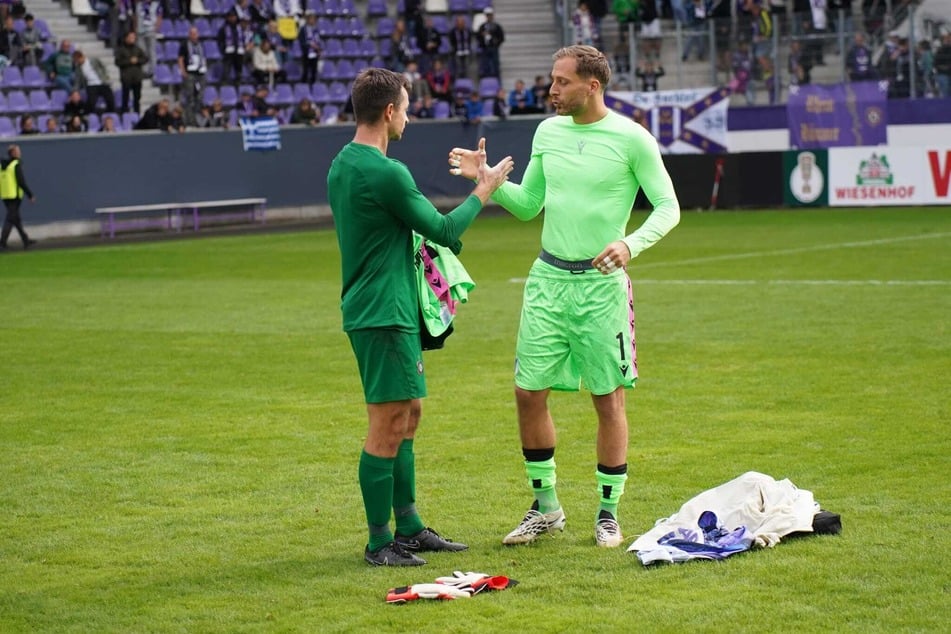 Trikot-Tausch zwischen den beiden Keepern der Partie: Martin Männel (38, l.) Und Oliver Baumann.