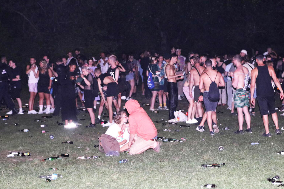 Tausende Menschen hatten sich in der Hasenheide versammelt. Überall liegt Müll und Bierflaschen herum.
