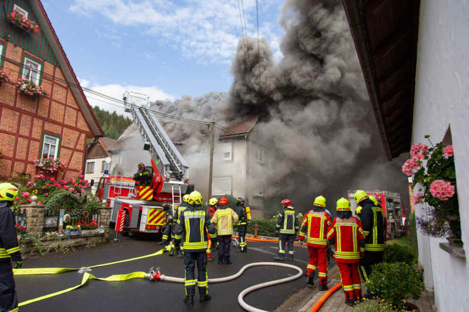 Dichter Rauch erschwert die Löscharbeiten.