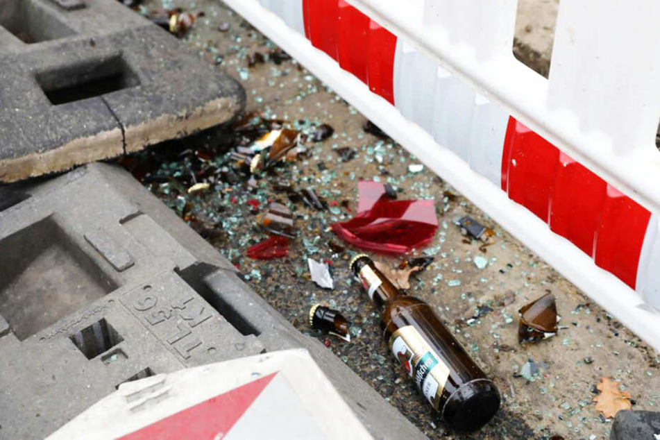 Die Ladung des Vans verteilte sich nach dem Unfall am Straßenrand.