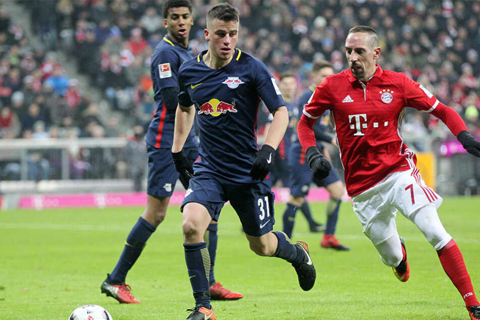 Der Leipziger Diego Demme (vorn) und der Münchner Franck Ribery (rechts) kämpfen um den Ball.