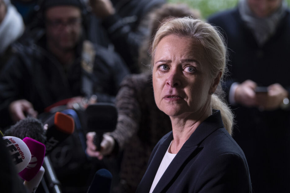 Nadja Niesen, Sprecherin der Staatsanwaltschaft Frankfurt beantwortet vor dem Gerichtszentrum Fragen von Medienvertretern.