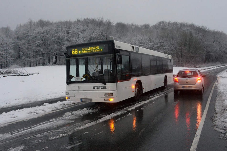 Auf der spiegelglatten Straße verlor der Schulbus den Halt.