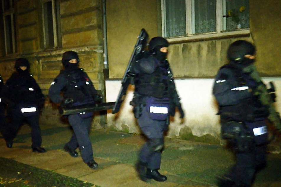 Mit schwerem Gerät machten sich die Beamten auf den Weg zu der Wohnung.