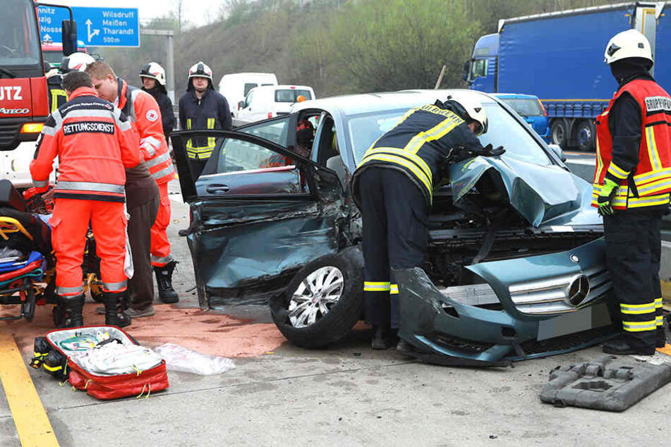 Der Mercedes erlitt bei dem Unfall auf der A4 Totalschaden.