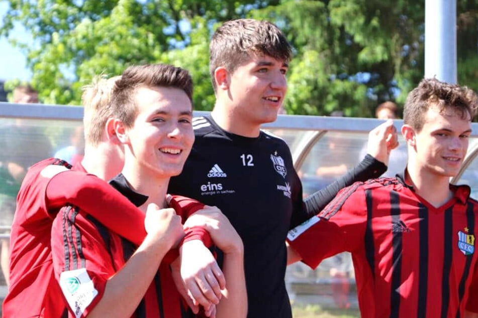 Torhüter-Talent Luis Lungwitz (M.) verlässt den CFC. Der 16-Jährige wechselt nach Gelsenkirchen in die Knappenschmiede von Schalke 04. Rechts Paul Schreiter, links Fynn Seidel.
