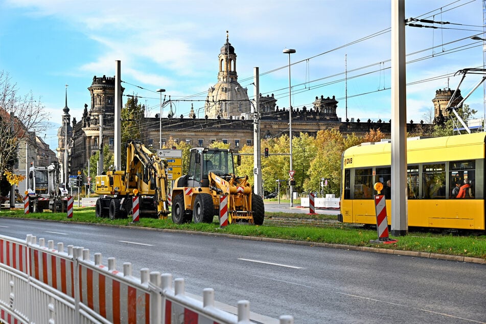 Für die großen Bau-Fahrzeuge müssen auch Autospuren gesperrt werden.