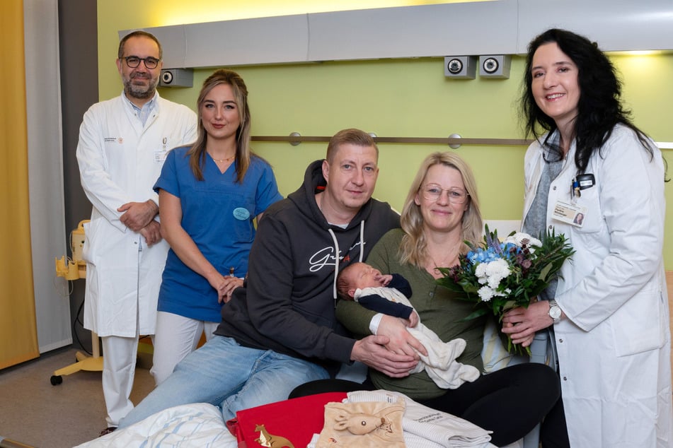 Das Team der Frauenklinik mit den glücklichen Eltern Anna Neumann (39) und Tony Jung (37) sowie Baby Bruno.