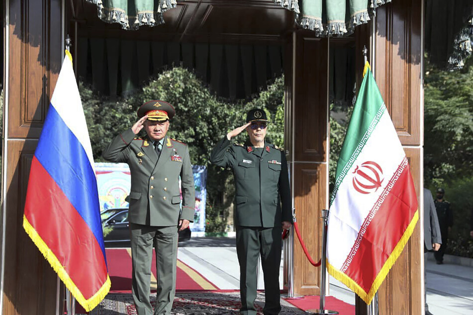 General Mohammad Hossein Bagheri (r.), Generalstabschef der iranischen Streitkräfte, und Sergej Schoigu, Verteidigungsminister von Russland, bei einem Treffen im September. (Archivbild)
