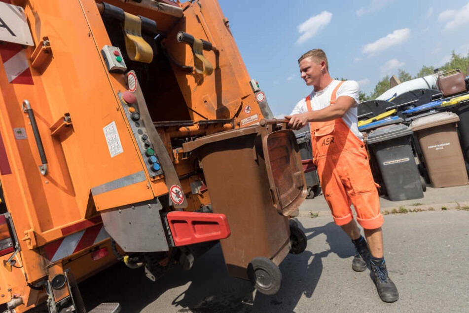 ASR-Mitarbeiter Stefan Dittrich (28) demonstriert die Reinigung der Biotonnen.