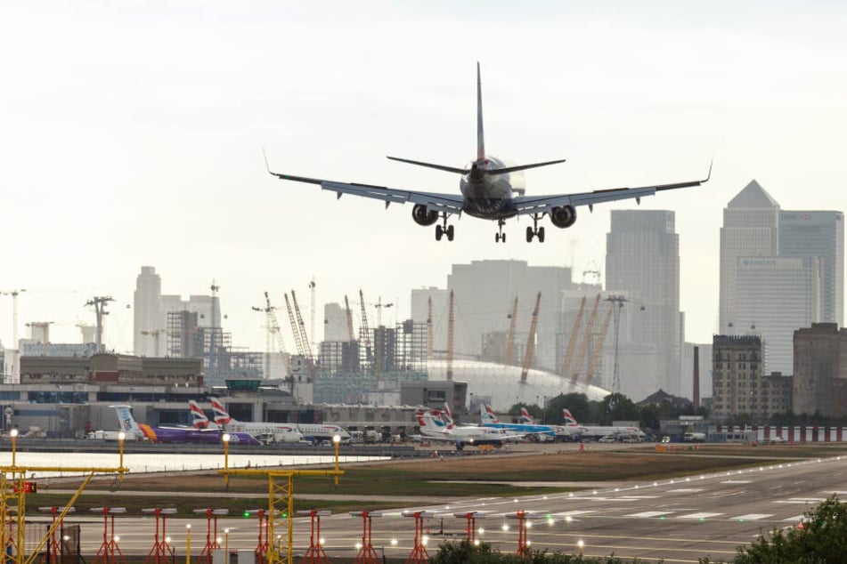 Eine British Airways Maschine landet am Flughafen London City.