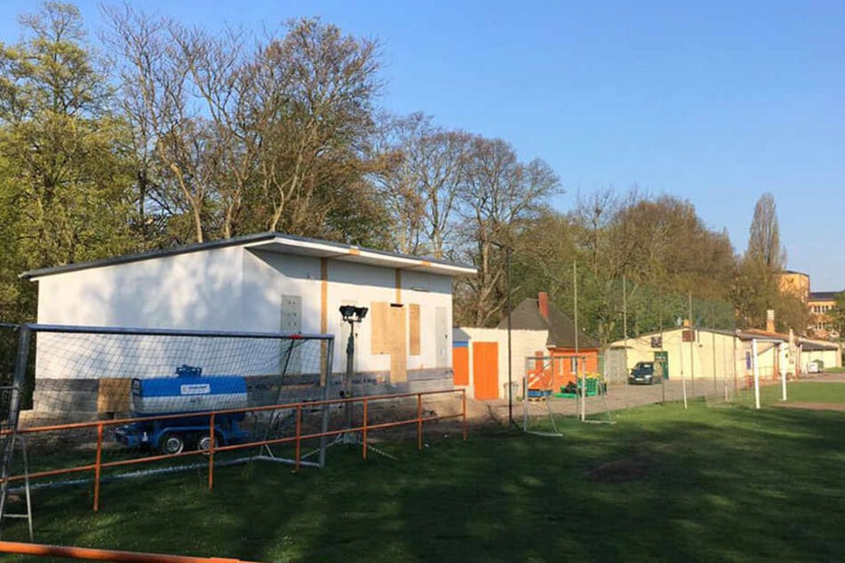Auch zwischen den beiden Pächtern SV Wacker und FC Inter gibt es Streit, unter anderem wegen des mittlerweile abgebrannten Schwarzbaus (links).