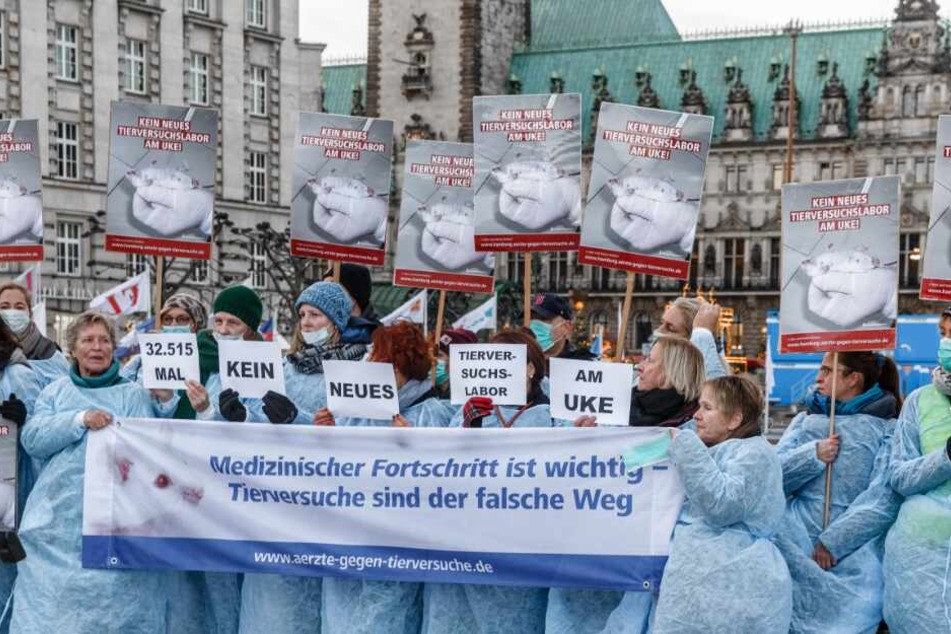 Anschließend wollten die Demonstranten rund 32.000 Protestunterschriften an Wissenschaftssenatorin Fegebank übergeben.