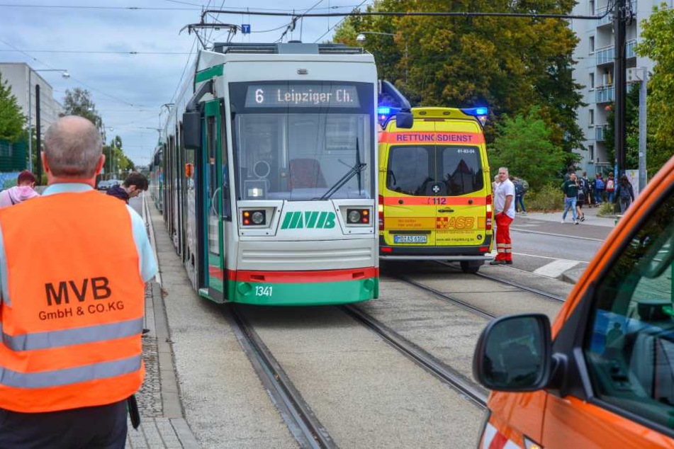 Eine 72 Jahre alte Frau hat beim Überqueren der Straße nicht aufgepasst und wurde von einer Tram angefahren.