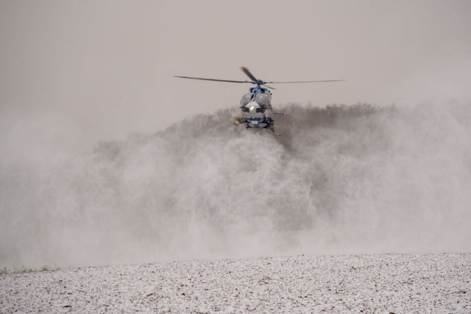 Ein Polizeihubschrauber an der Unglücksstelle.