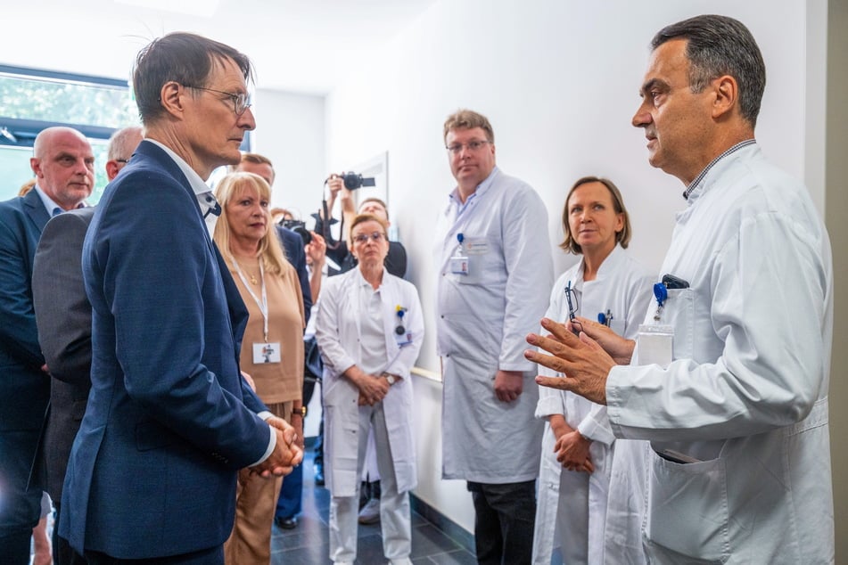 Die SPD-Gesundheitsminister Karl Lauterbach (61) und Petra Köpping (66) auf einem Klinikum-Rundgang. Hier im Gespräch mit Chefarzt Mathias Hänel.