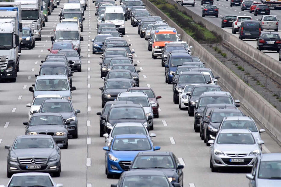 Die Autobahnen Richtung Süden werden zu Beginn der Ferien wieder überlastet sein. (Symbolbild)