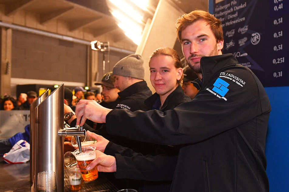 Die Eislöwen-Spieler Jordan Knackstedt (r.) und Timo Walther können sich freuen: Die Cateringrechte wurden für die nächsten fünf Jahre erneut an den Verein und den bisherigen Caterer vergeben.
