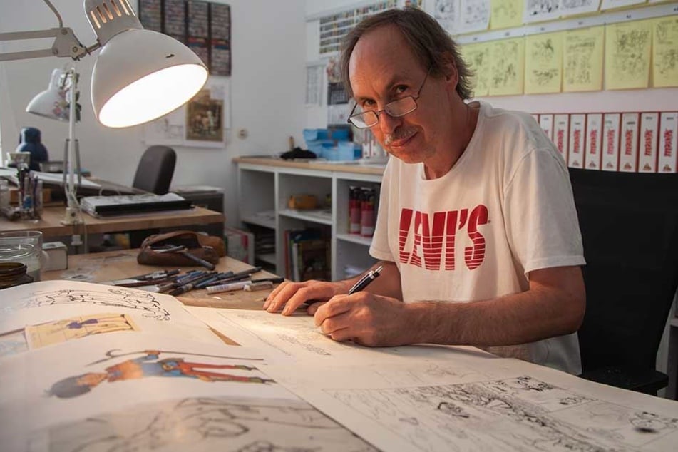 Der Sachse Ulrich Nitzsche (55) zeichnet in Berlin beim Verlag "Mosaik Steinchen für Steinchen" die Abrafaxe mit.