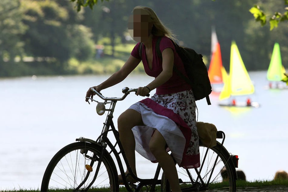 Eine 22-jährige Radlerin wurde offenbar beim Vorbeifahren von einem unbekannten Radfahrer gestreift und stürzte (Symbolbild).