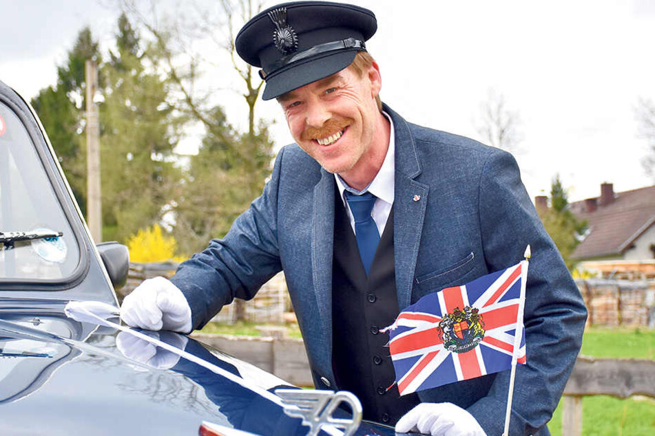 Das London-Taxi
ist
nicht das einzige
englische
Fahrzeug im
Fuhrpark von
Stefan Foltys (48).
Insgesamt hat er
zehn Autos aus
Großbritannien.