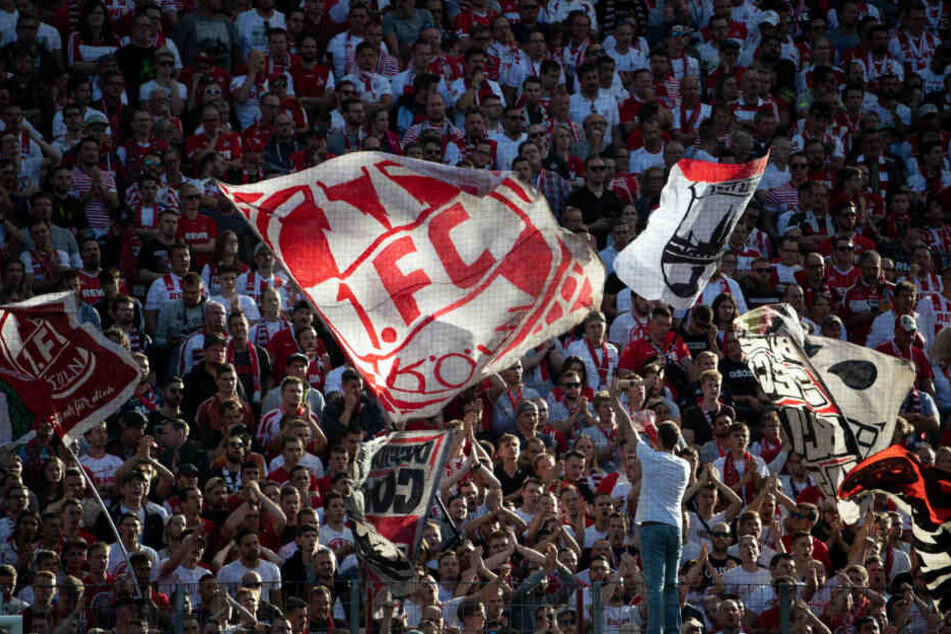 Fans des 1. FC Köln im Fan-Block während des Derbys gegen Gladbach.