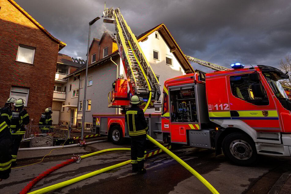 Die Einsatzkräfte der Feuerwehr konnten das Feuer löschen, aber nicht verhindern, dass zwei Wohnungen komplett ausbrannten.