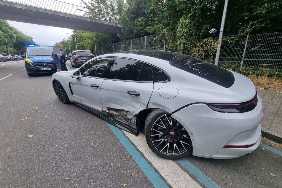 Der Porsche wurde teils schwer beschädigt, der genaue Sachschaden ist unbekannt.