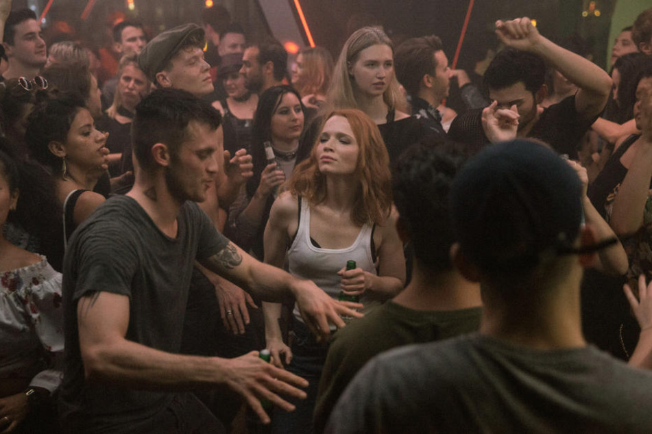 Club-Promoter Beat (Jannis Niewöhner) zeigt Emilia (Karoline Herfurth) seine Welt - eine Szene aus der ersten Staffel der siebenteiligen Serie "BEAT" zeigen.