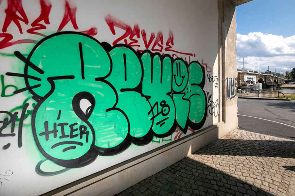 Den Zugang zum Elberadweg an der Albertbrücke "zieren" gleich mehrere unleserliche Schriftzüge.