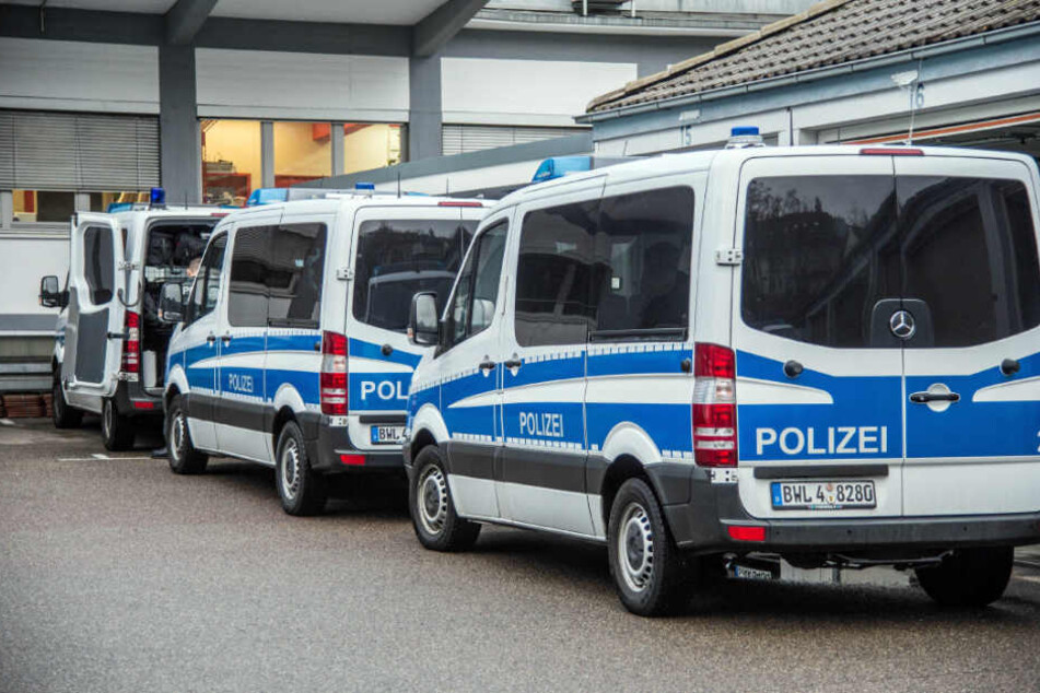 Mehrere Polizeibusse in Stuttgart. Die Beamten waren zuvor im "Linken Zentrum Lilo Hermann" zugange gewesen.