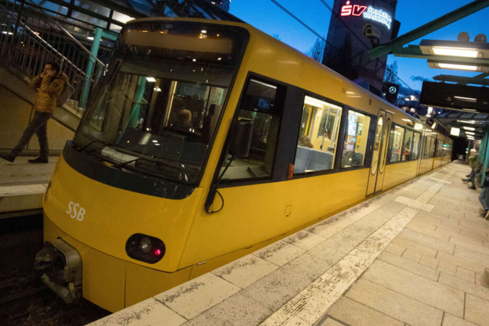 Ein Kind und seine Mutter sind von einer Stadtbahn angefahren worden. (Symbolbild)
