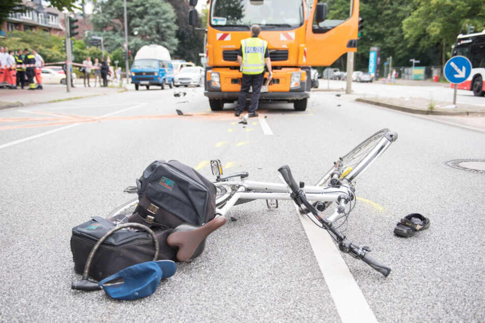Nach einem Unfall liegt ein Fahrrad auf einer Straße. Im vergangenen Jahr starben zwei Radfahrer in Hamburg.