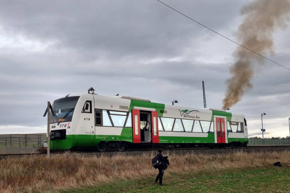 Der Regionalzug geriet in Haarhausen während der Fahrt in Brand.