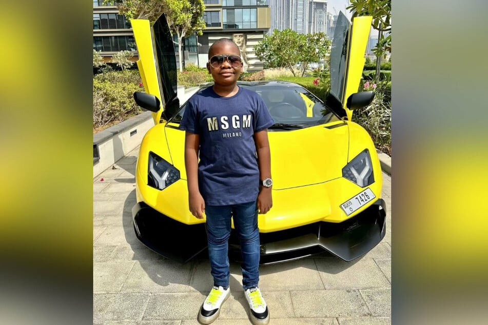 Mompha Junior (10) vor seinem Lamborghini Aventador. Ob der Junge selbst fährt, ist unklar.