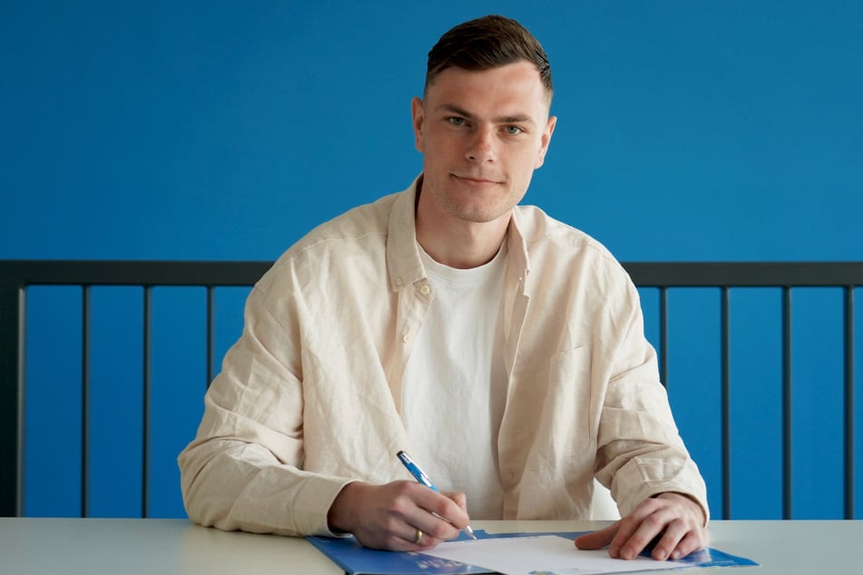 David Richter (27) bei der Vertragsunterschrift beim CFC.