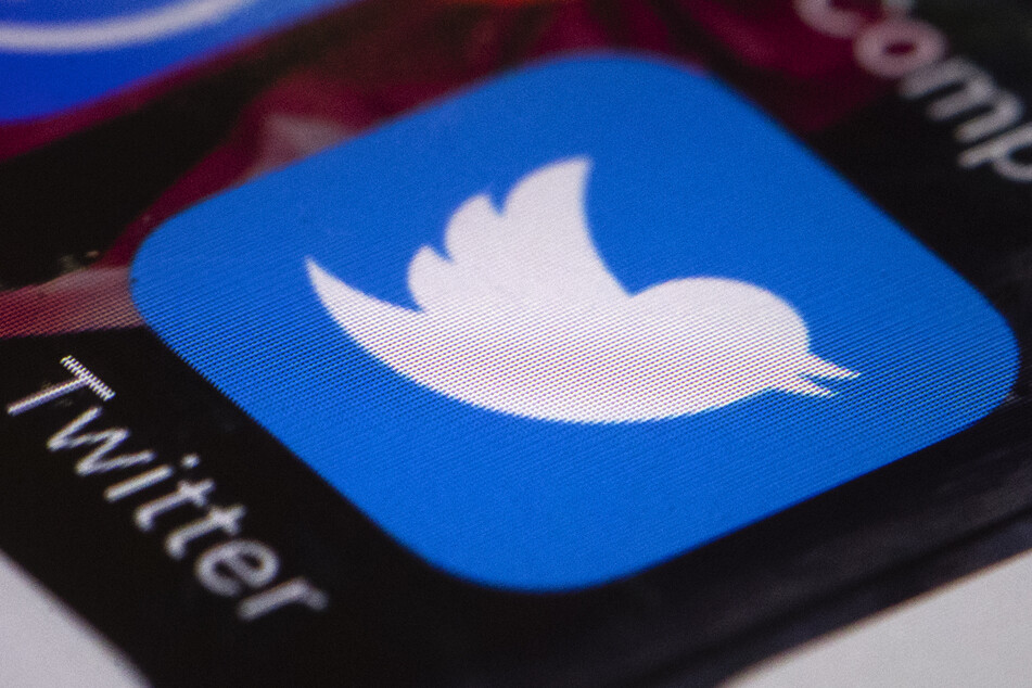 Twitter möchte stärker gegen die Verbreitung falscher Informationen über Corona-Impfungen vorgehen.