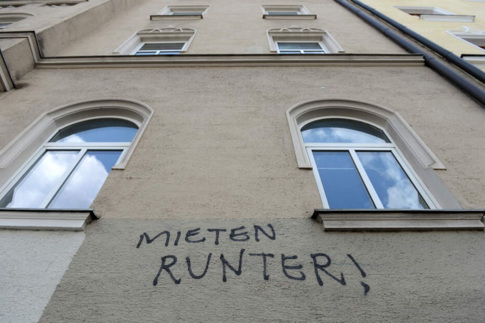 "Mieten runter!" steht an der Fassade eines Hauses.