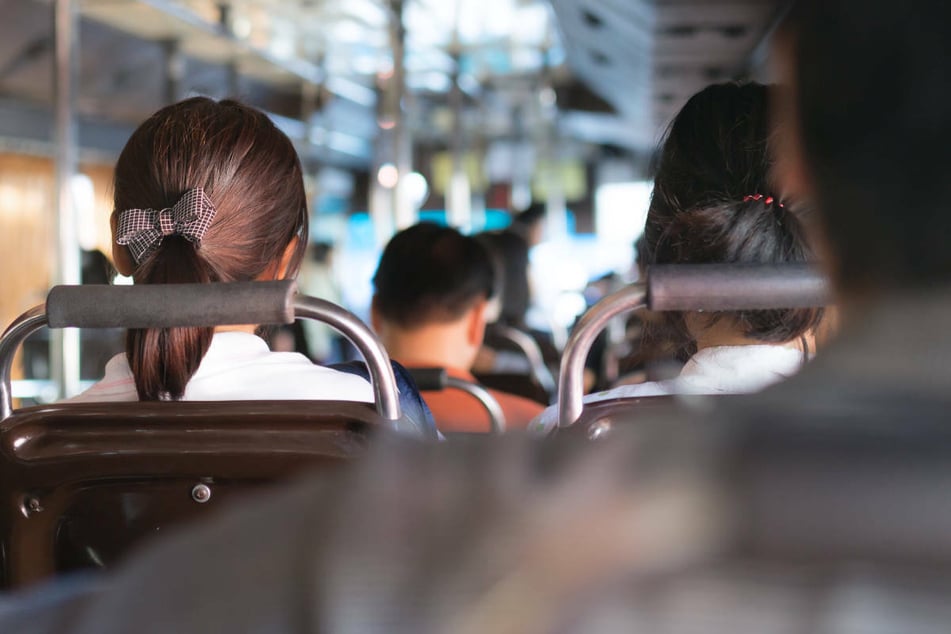 Der alte Mann hatte sich im Bus neben die 17-Jährige gesetzt und dann damit begonnen, sie absichtlich zu berühren (Symbolbild).
