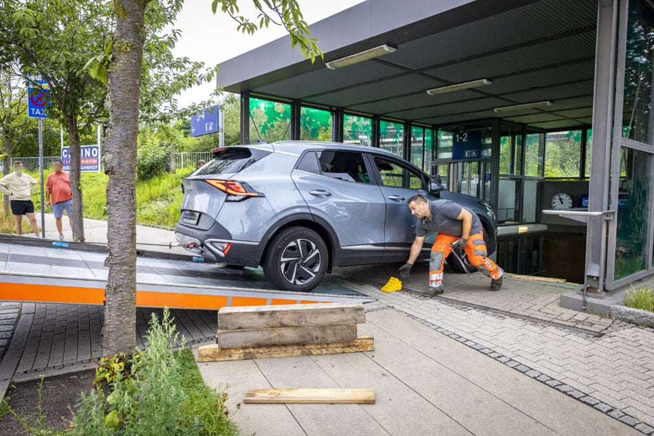 Mithilfe von Hölzern konnte ein Abschleppunternehmen den Unfallwagen bergen.