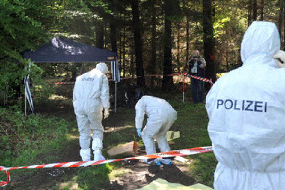 Kriminalbeamte untersuchen 2010 bei Heidenheim-Nietheim den Waldboden. Dort wurde die Leiche von Maria Bögerl gefunden.