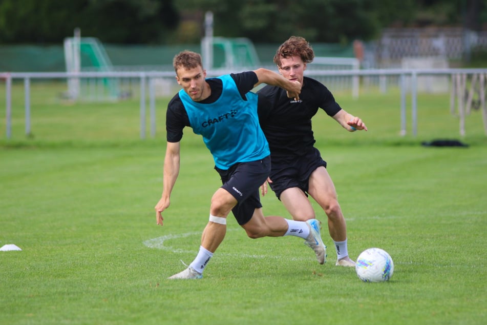 Unterdessen wird nebenan weiterhin fleißig trainiert: Neuzugang Jonas Arcalean (28, l.) und Dorian Cevis (24) kämpfen um den Ball.