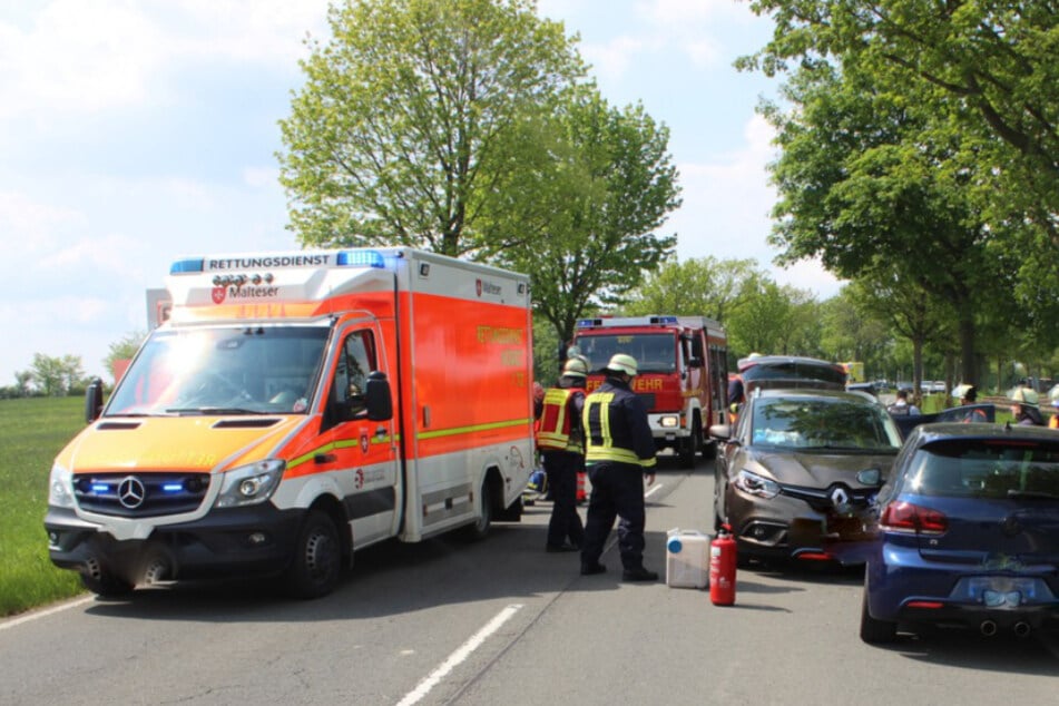 Etliche Einsatzkräfte der Feuerwehr sicherten die Unfallstelle ab. Ein Rettungshubschrauber brachte den Mann in ein Krankenhaus.