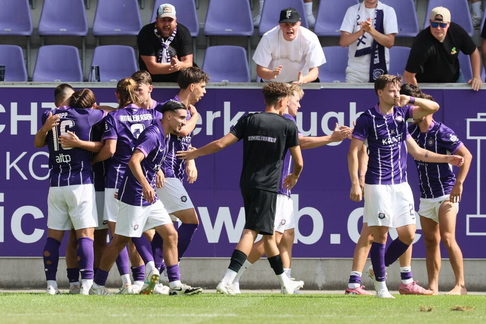 Siegtorschütze Willi Kamm (23) ist überwältigt von den Aue-Fans.