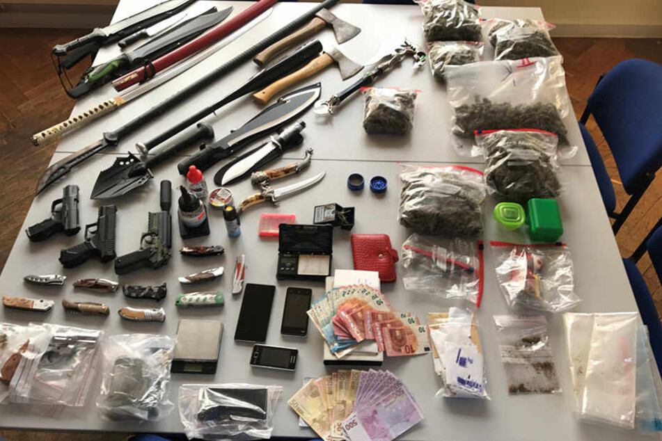 Bei den Durchsuchungen stellten die Beamten außer Drogen und Geld, das vermutlich aus deren Verkauf stammt, eine Vielzahl von Hieb- und Stichwaffen, mehrere Pistolen sowie Pfeffersprays sicher.