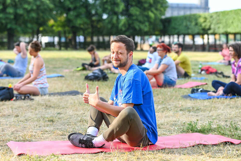 TAG24-Reporter Sebastian Tangel (32) bei einer Entspannungsübung zu Beginn der Lachyoga-Session.